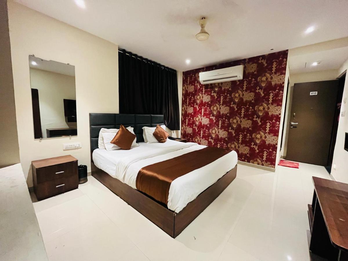 Hotel Nova Vesu Surat Zewnętrze zdjęcie
