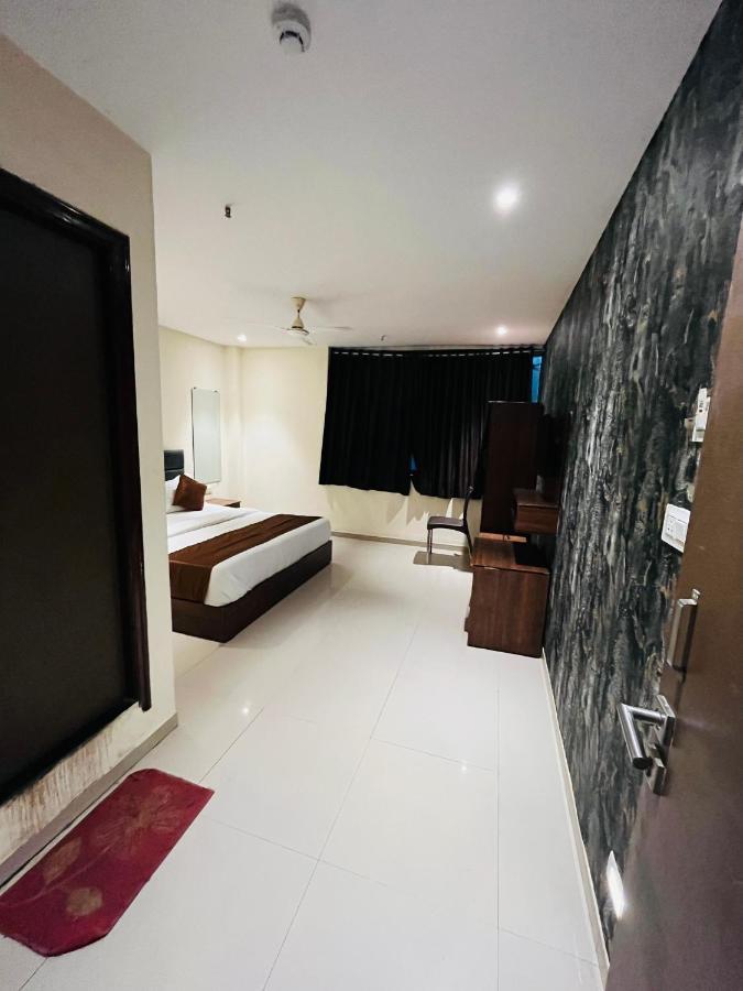 Hotel Nova Vesu Surat Zewnętrze zdjęcie