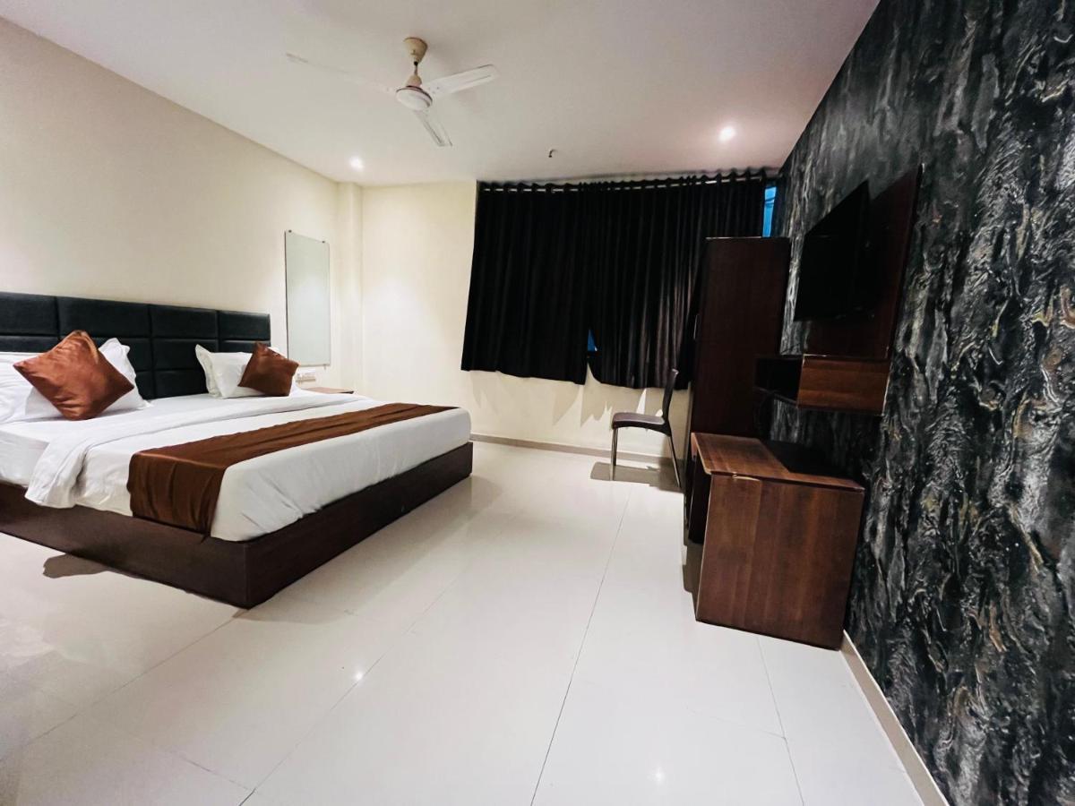 Hotel Nova Vesu Surat Zewnętrze zdjęcie