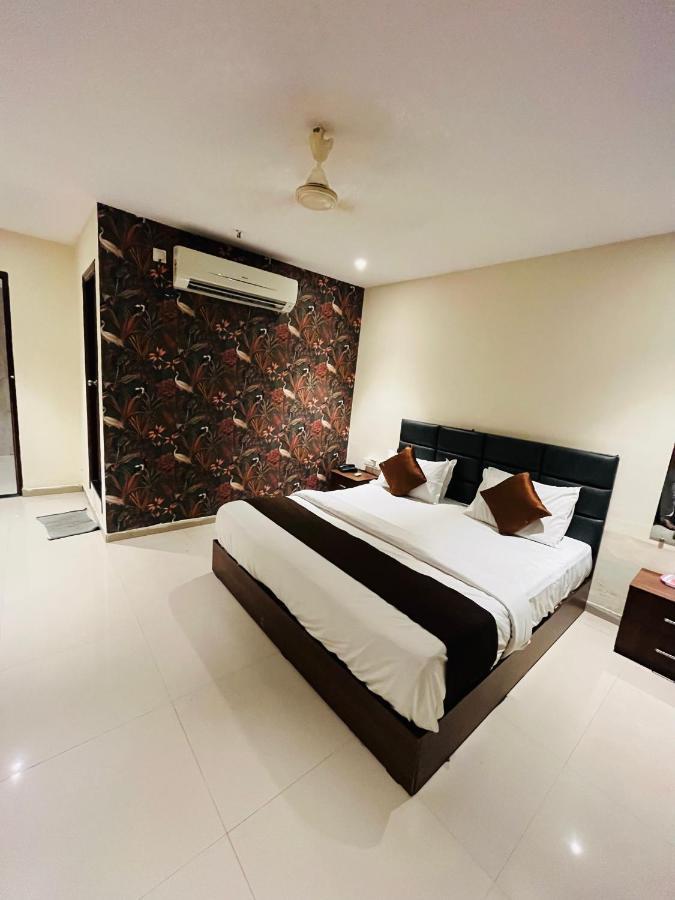 Hotel Nova Vesu Surat Zewnętrze zdjęcie