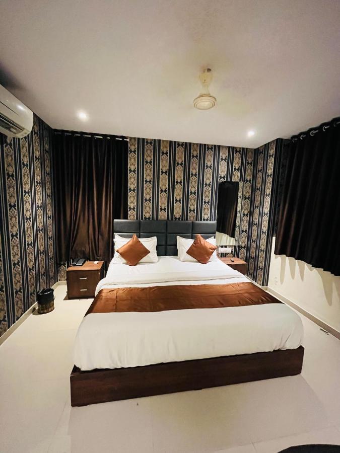 Hotel Nova Vesu Surat Zewnętrze zdjęcie