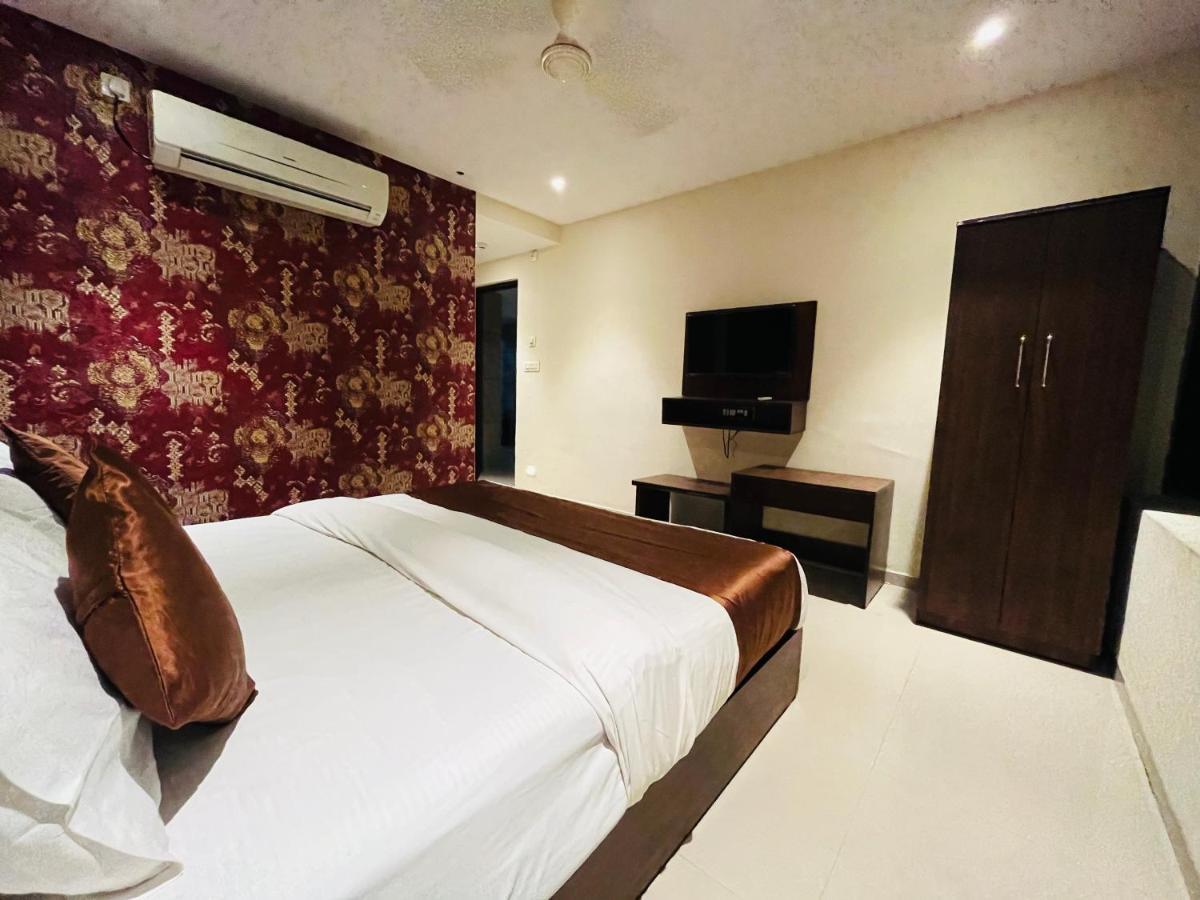 Hotel Nova Vesu Surat Zewnętrze zdjęcie