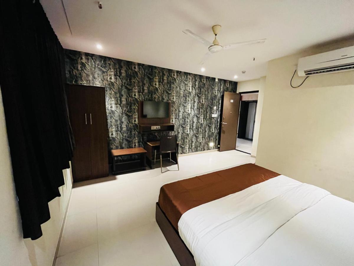 Hotel Nova Vesu Surat Zewnętrze zdjęcie